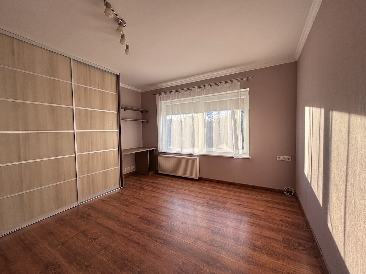 Gaiša dzīvojamā istaba ar iebūvētu skapi