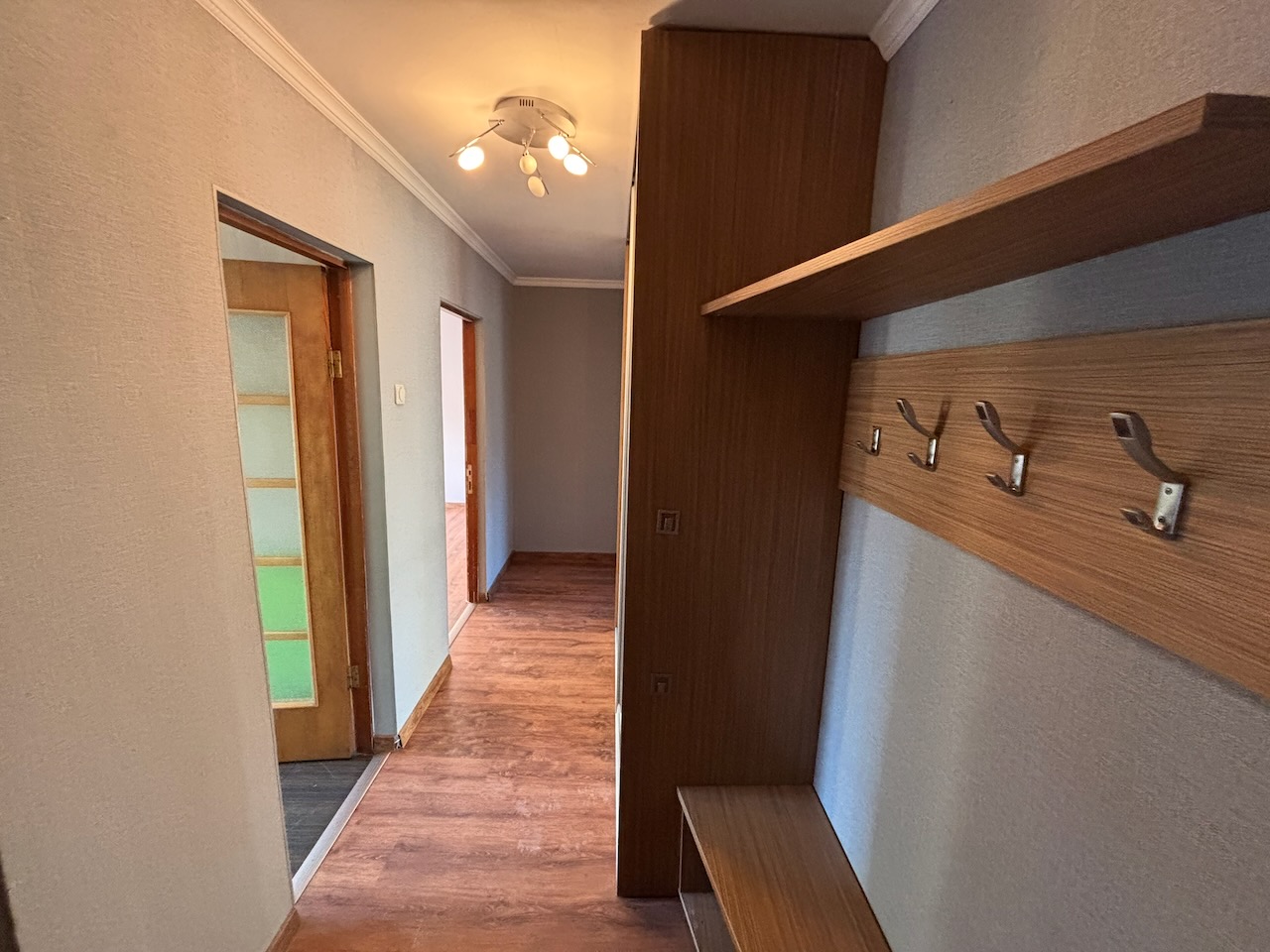 Koridors ar plašu skapi virsdrēbēm